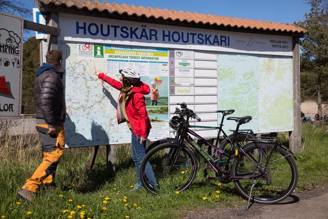 Pyöräilijä tutkii Saariston rengastien karttaa